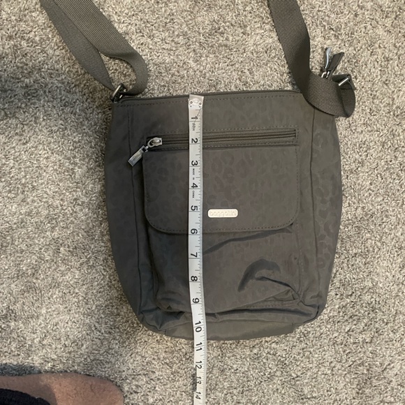 Baggalini Gray Leopard Print Crossbody Bag - Picture 6 of 8